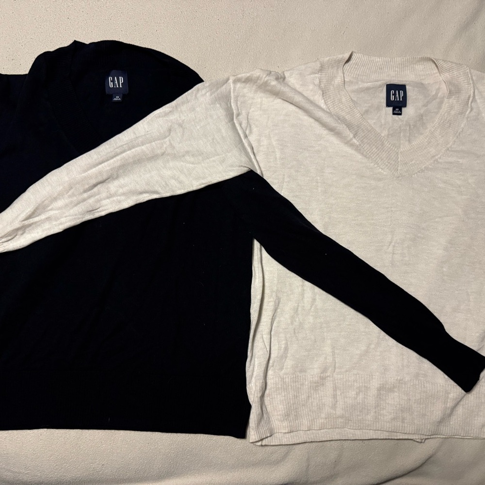 GAP Women's V-Neck Sweater - Black and Cream